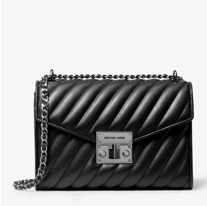 $2️⃣0️⃣0️⃣Michael Kors Medium Flap Shoulder Black